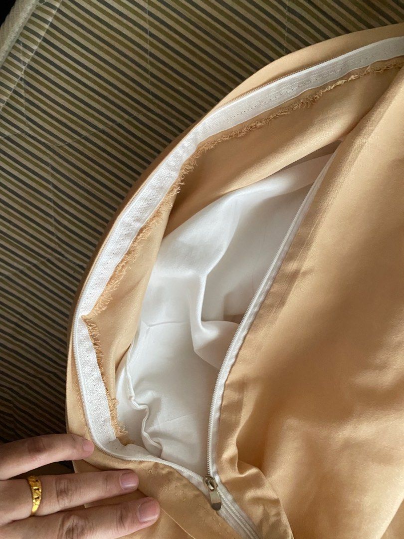 Comforter (Category: Bedding & Towels) located in Kuala Lumpur. Submitted by ukhtah (Listing ID 1368185265, Image 3). Description: Saya ada beli comforter quilt (putih) size king hrga asal RM71.78 dah buka tetapi tak guna sangat dalam bulan 1 beli. Nak jual RM40. Gun sangat sekejap lepas tu simpan kt almari Dan nak jual juga quilt cover set king untuk comforter warna putih (NEW) RM25. Ada juga quilt cover warna (coklat peach) dah buka dan guna ha
