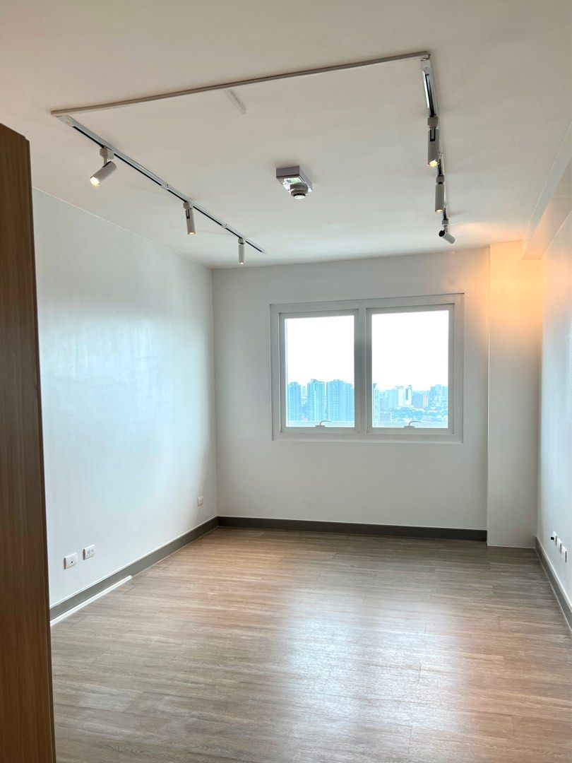 Connor at Greenhills Studio (Category: Apartments & Condos) located in Quezon City. Submitted by m_gomez45 (Listing ID 1368071618, Image 1). Description: The Connor at Greenhills Studio for Rent 📍 Club Filipino Avenue cor. Eisenhower St. Greenhills, San Juan, Metro Manila Floor Area: 27 sqm Studio Unit Right beside new GH Mall ✅ Inclusive of dues ✅ 3 units available with parking for additional 5k (see photos) Semi Furnished: - upgraded track lig