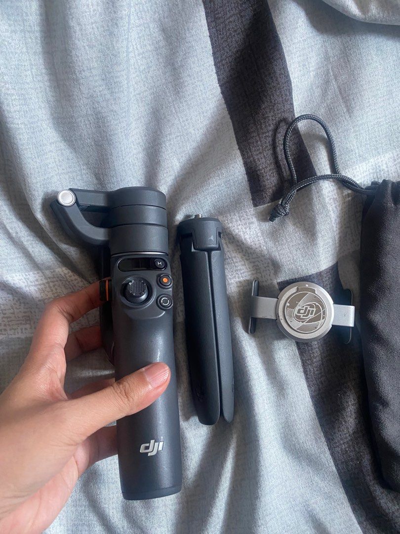 Dji osmo mobile 6 (Category: Other Mobile & Gadget Accessories) located in Makati City. Submitted by che003 (Listing ID 1368079592, Image 1). Description: RFS: decluttering 100% working like new-used 1-2 times only.