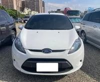 由 davidchu619 (刊登 ID 1368112587，圖片 2) 提交，位於 高雄市 (Kaohsiung) 的 Ford Fiesta 2013款 白色 (類別：汽車出售)，說明：買車不必等有錢，人生代步從現在開始！ 想買一台穩定、省油又不傷荷包的代步車嗎？ 我們幫你精選車況透明、價格實在的代步車，最低只要市價五折起，讓你小資也能開車上路～ --- !!!!!同行勿擾!!!!! Ford Fiesta 2013款 白色 ❃ 廠牌：Ford ❃ 型號：Fiesta ❃ 年份：2013 ❃ 車色：白色 ❃ 排氣量：1.6L ❃ 里程：80000km ❃ 引擎燃料：汽油 ❃ 驅動方式：2WD ❃ 乘客數：5門5座 ❃ 售價：8.8萬 --- ★安全配備 ↗安全氣囊 ↗ABS防鎖死 ★舒適配備 ↗倒車雷達 --- David Line：https://lin.ee/PIfKtAED 若想了解更多車型，幫我留下您的需求，我來幫你找 https://forms.gle/qG63chRue