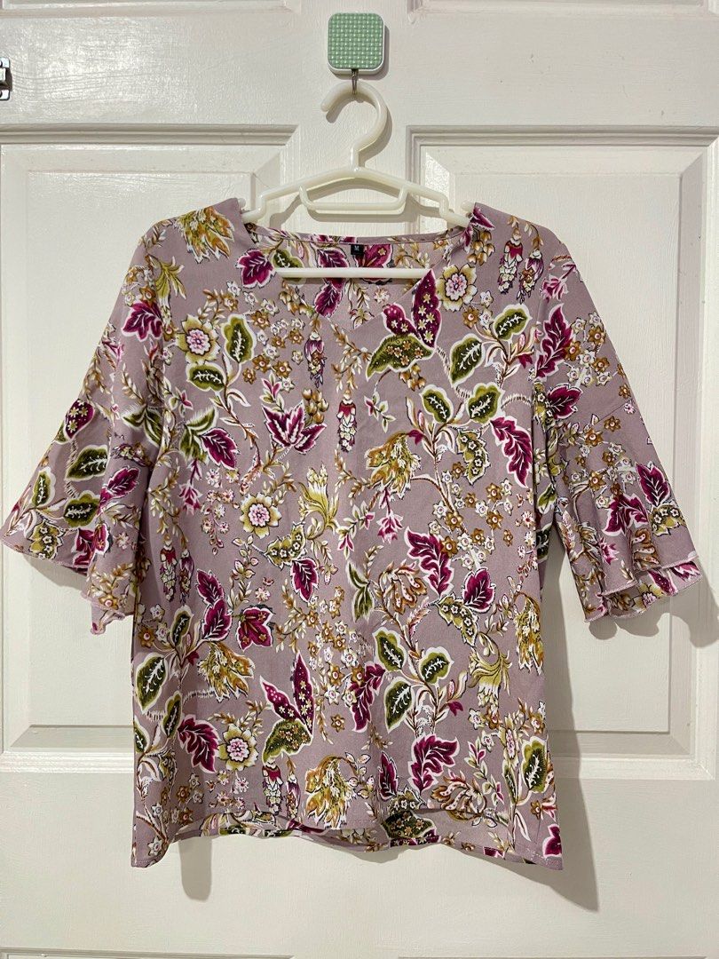 Formal blouse (Category: Blouses) located in Quezon City. Submitted by tomiteepee (Listing ID 1368124544, Image 1). Description: Small to medium No flaws Like new.