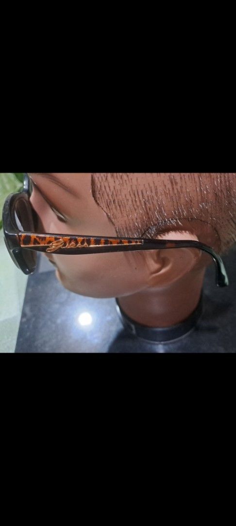 Guess eye glasses set with case (Category: Vision Care) located in Davao. Submitted by bravemoon_556cd5 (Listing ID 1368136218, Image 3). Description: need nang eye glass replacement we ship nationwide gcash or bank account for the.