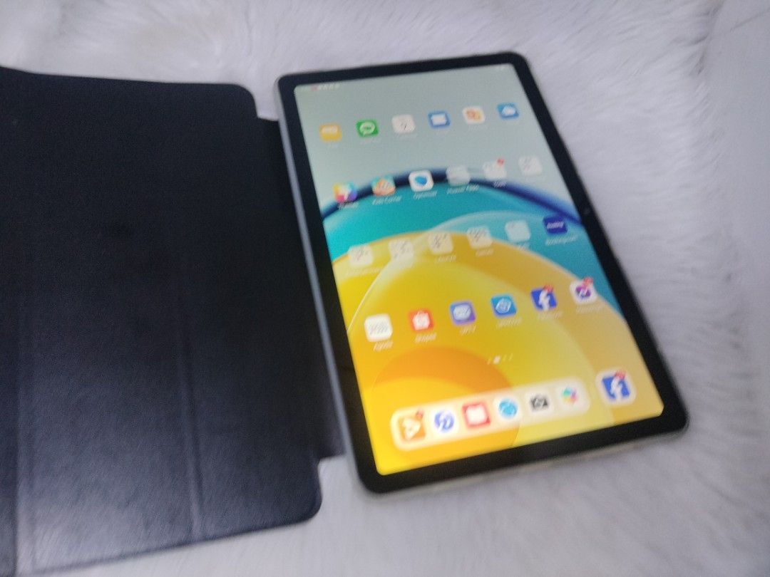 huawei matepad se wifi 4/64 (Category: Android) located in Manila. Submitted by ultimogizmos (Listing ID 1368158579, Image 1). Description: Huawei MatePad SE tablet Size. Height. 246.94 mm. Width. ... Display. Size: 10.4 inches* Screen-to-body Ratio: ... Processor. Qualcomm® Snapdragon™ 680. CPU: ... Operating System. HarmonyOS 3. Memory. RAM :4GB ROM: 64 GB* ... Camera. Rear camera: 5 MP (f/2.2 aperture, AF) ... Battery. 5100 mAh (typ.) *Typical