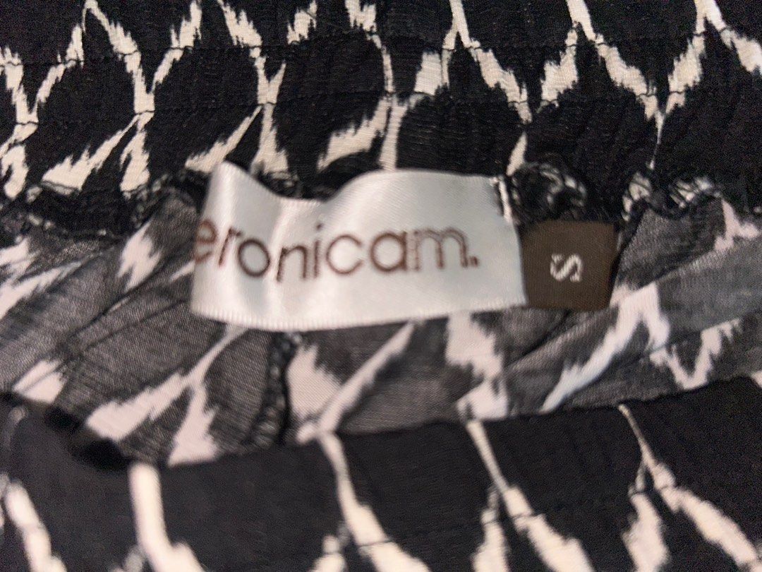 Jogger-Style Pants (Category: Other Bottoms) located in Mandaluyong City. Submitted by stuff_coollection (Listing ID 1368097502, Image 2). Description: No issue Size - S Elastic waistband Black and white diamond pattern .