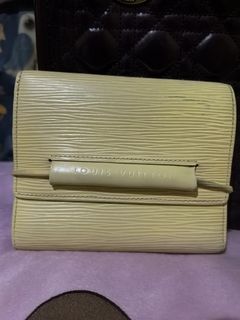 (Category: ) located in . Submitted by uptrendglam (Listing ID 1368172150, Image 1). Description: .