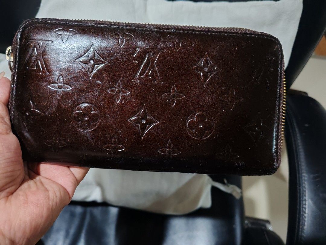 LV vernis zippy wallet (Category: Luxury Bags & Wallets) located in Davao. Submitted by athenaprelovedph (Listing ID 1368154927, Image 1). Description: Coded.