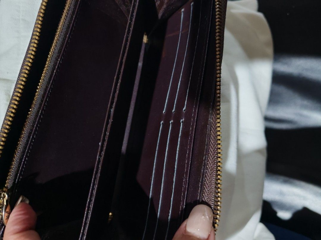 LV vernis zippy wallet (Category: Luxury Bags & Wallets) located in Davao. Submitted by athenaprelovedph (Listing ID 1368154927, Image 3). Description: Coded.