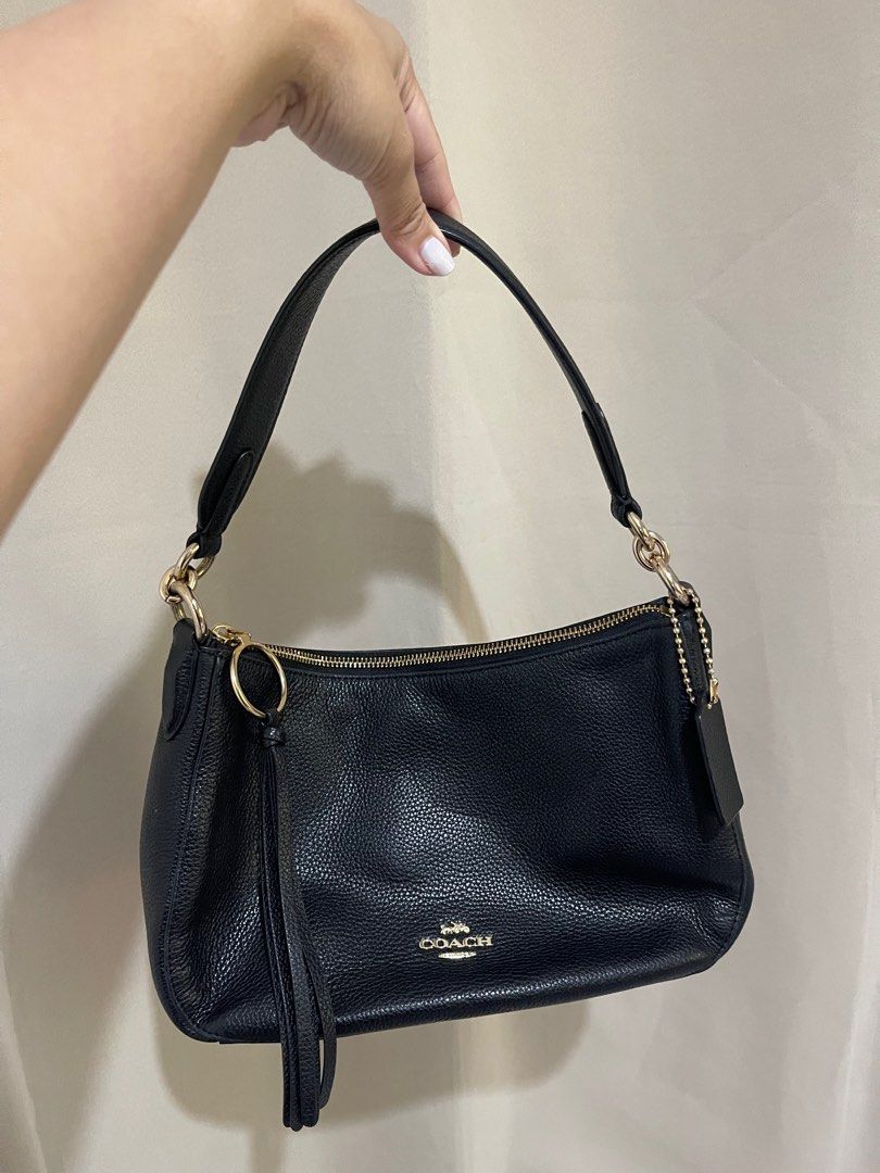 ORIGINAL Coah Hobo Bag (Category: Luxury Bags & Wallets) located in Manila. Submitted by veemakescents (Listing ID 1368095053, Image 1). Description: 💯Original (PLS WAG MAG PM AT MAG-ASK KUNG orig) Lightly Used(no visible flaws) LP is posted (no haggling please).