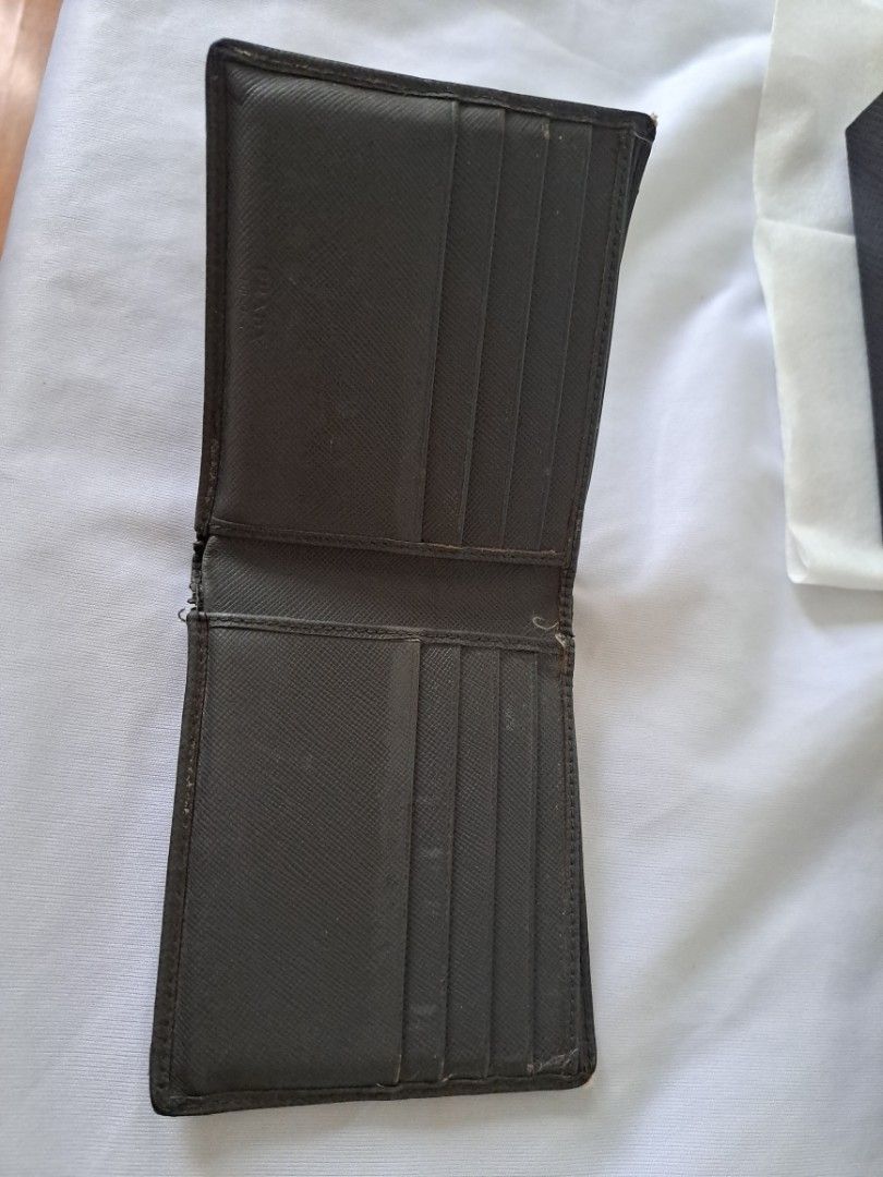 Prada Saffiano Wallet (Category: Luxury Bags & Wallets) located in Caloocan City. Submitted by fifthfloorfinds (Listing ID 1368105398, Image 3). Description: .