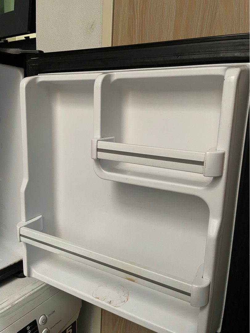 SHARP Mini Fridge (Category: Refrigerators & Freezers) located in Banting. Submitted by ynzri (Listing ID 1368163207, Image 2). Description: Pickup area Kg Baru, Kl Kita boleh deliver kalau nak.