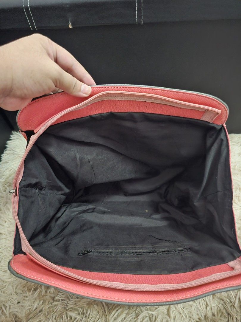 Sling bag large size (Category: Luxury Bags & Wallets) located in San Pablo. Submitted by anicahclosetonlineshop (Listing ID 1368118739, Image 3). Description: Tote bag PU Leather Like New with sling back zipper pocket zipper pocket inside Zipper closure payment first via gcash and bank transfer shipping via jnt and orange app.