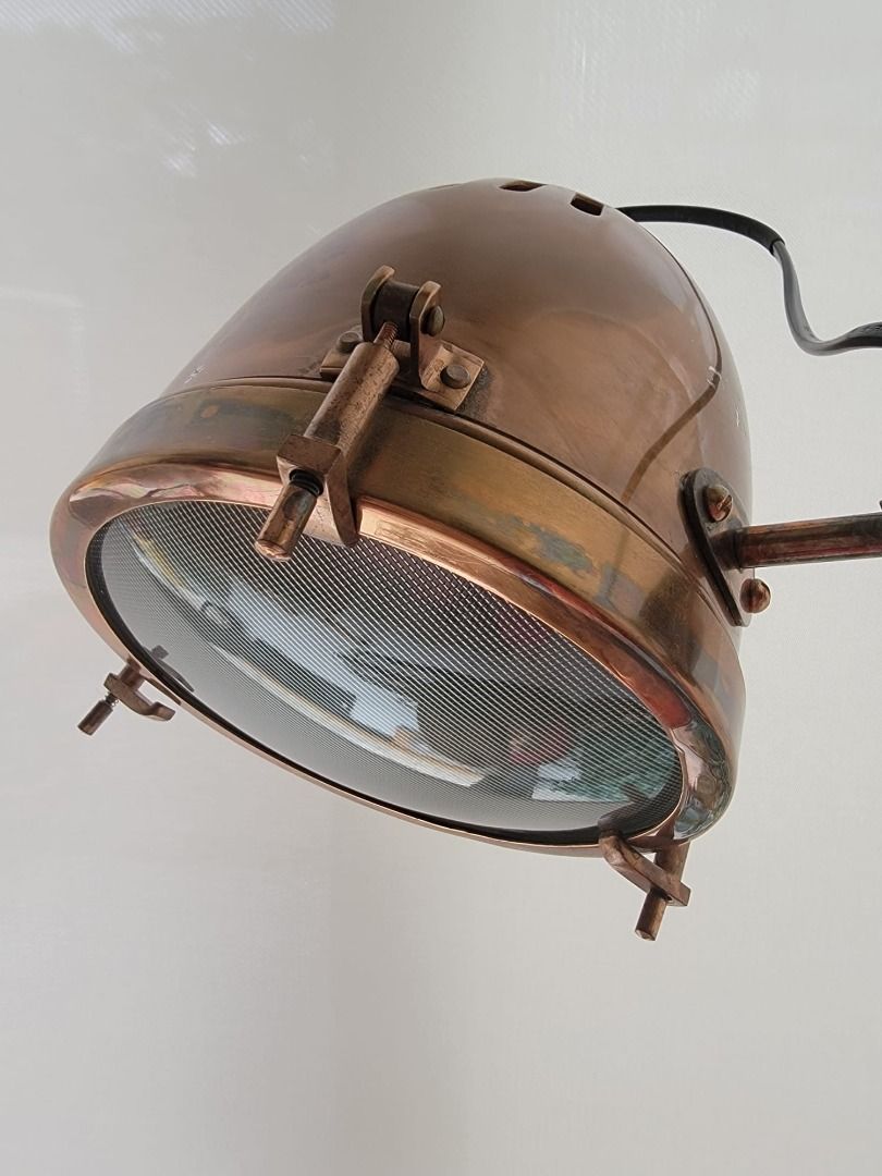 Solid Copper Standing Lamp （分類：燈飾）位於 Hong Kong。 由 ye_books 提交（商品編號 1368060418，圖片 2）。簡介： Designer Solid Copper Standing Lamp. Good Working Order.。