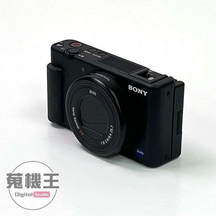 由 winson999888 (刊登 ID 1368102562，圖片 1) 提交，位於 台北市 (Taipei) 的 【蒐機王】Sony ZV-1 ZV1 數位相機 + GP-VPT2BT 手持握把【可用舊3C折抵購買】D3742-3 (類別：相機)，說明：【商品貨號】D3742 【名稱】Sony ZV-1 ZV1 數位相機 + GP-VPT2BT 手持握把 【顏色】黑色 【品相描述】外觀良好 【新舊程度】中古品 / 90%新 【保固狀態】店家責任保固七天 【配件說明】無盒裝、副廠充電器、手持握把 【NCC認證碼】CCAO20LP0100T3 【BSMI商檢字號】R33021 【賣場管理代碼】03，SA3 -------------------------------------- 【商品狀態分級說明】 ● 100%新 = 全新未拆封新品 ● 95%新 = 機況如新品一般 ● 90%新 = 僅些許使用小痕跡 ● 85%新 = 外觀有較明顯痕跡 ● 80%新 = 外觀較重的使用痕跡 ● 