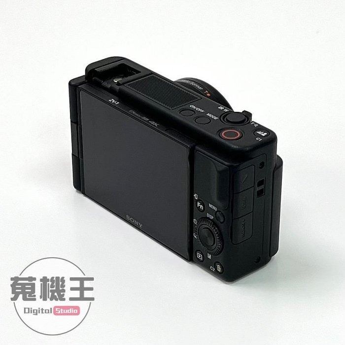 由 winson999888 (刊登 ID 1368102562，圖片 2) 提交，位於 台北市 (Taipei) 的 【蒐機王】Sony ZV-1 ZV1 數位相機 + GP-VPT2BT 手持握把【可用舊3C折抵購買】D3742-3 (類別：相機)，說明：【商品貨號】D3742 【名稱】Sony ZV-1 ZV1 數位相機 + GP-VPT2BT 手持握把 【顏色】黑色 【品相描述】外觀良好 【新舊程度】中古品 / 90%新 【保固狀態】店家責任保固七天 【配件說明】無盒裝、副廠充電器、手持握把 【NCC認證碼】CCAO20LP0100T3 【BSMI商檢字號】R33021 【賣場管理代碼】03，SA3 -------------------------------------- 【商品狀態分級說明】 ● 100%新 = 全新未拆封新品 ● 95%新 = 機況如新品一般 ● 90%新 = 僅些許使用小痕跡 ● 85%新 = 外觀有較明顯痕跡 ● 80%新 = 外觀較重的使用痕跡 ● 