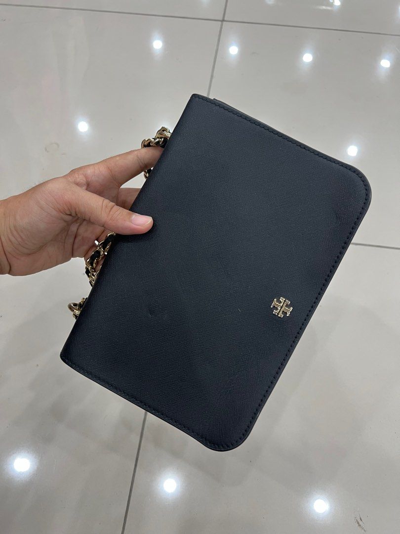 Tory Burch (Category: Luxury Bags & Wallets) located in Bacolod City. Submitted by novymae23 (Listing ID 1368165611, Image 2). Description: Tory Burch Saffiano Emerson 2way Size Small Excellent Condition .