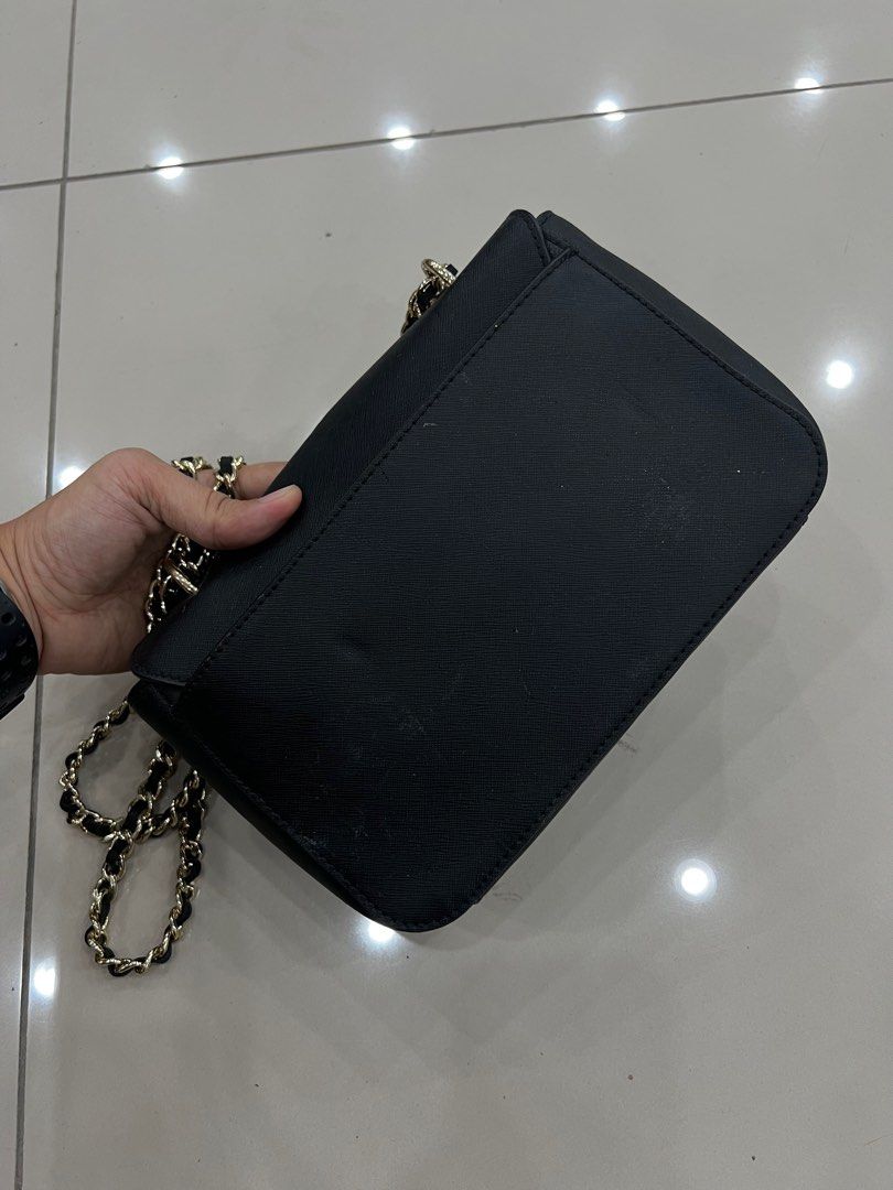 Tory Burch (Category: Luxury Bags & Wallets) located in Bacolod City. Submitted by novymae23 (Listing ID 1368165611, Image 3). Description: Tory Burch Saffiano Emerson 2way Size Small Excellent Condition .