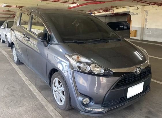 由 zxcazwe9319222 (刊登 ID 1368055799，圖片 1) 提交，位於 高雄市 (Kaohsiung) 的 Toyota Sienta 2018款 灰色 (類別：汽車出售)，說明：🌟【最具公信力第三方認證車｜優選A級好車】🌟 📣 嚴選認證好車｜限量出清中 🕘 賞車時間：每日 10:00 - 18:00（請提前預約） 🚗 車輛基本資料 車型：Toyota Sienta 年份：2018年 排氣量：1.8L 變速系統：自排 驅動方式：2WD 行駛里程：約 4萬 公里 車門 / 座位：5門 / 5座 車身顏色：灰色 燃料類型：汽油 🛡️ 安全配備 循跡系統 Keyless免匙系統 兒童安全椅固定裝置 安全氣囊 ABS防鎖死 🌟 舒適配備 定速系統 恆溫空調 倒車雷達 真皮/皮革座椅 🛠️ 五大保固｜讓您買得安心，用得放心 ✅ 引擎保固 ✅ 變速箱保固 ✅ 發電機保固 ✅ 啟動馬達保固 ✅ 方向機保固 🔍 五大保證｜杜絕黑歷史，車況透明 ✅ 無泡水 ✅ 無重