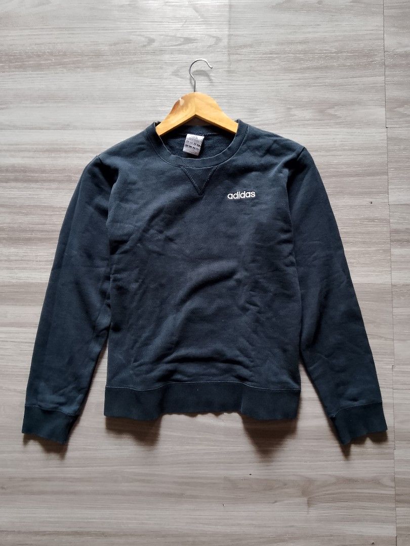 VINTAGE ADIDAS SWEATSHIRT (Category: Hoodies) located in Manila. Submitted by mad.tofu (Listing ID 1368085189, Image 1). Description: Vintage Adidas Sweatshirt 🏷️449+sf W-20 L- 22.6 🚫NO ISSUE 📸Color May Vary Due To Lighting 📍 Binondo Manila.
