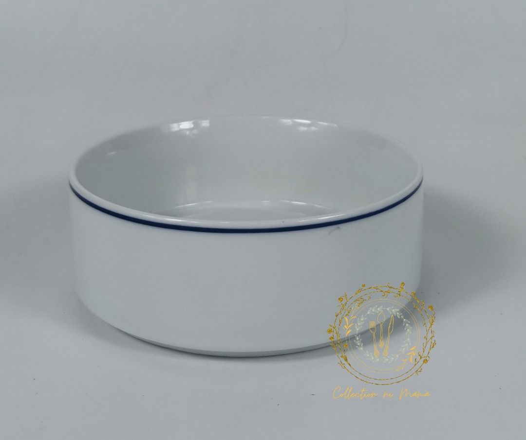 Vintage American Airline Ashtray (Category: Vintage Collectibles) located in Manila. Submitted by collectionnimama (Listing ID 1368166844, Image 3). Description: • 3 pcs Vintage American Airline Ashtray • 4.5" in diameter • Porcelain Material • Color: White • Made in Malaysia • Condition: Brand New, Vintage, Never Been Used • Decluttering • As is where is • Pictures shown are actual product/s. Shipping fee will be shouldered by the buyer. Deliver