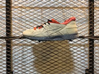 (Kategori: ) berada di . Dikirim oleh warung_sneaker (ID iklan 1372405342, Gambar 1). Deskripsi: .