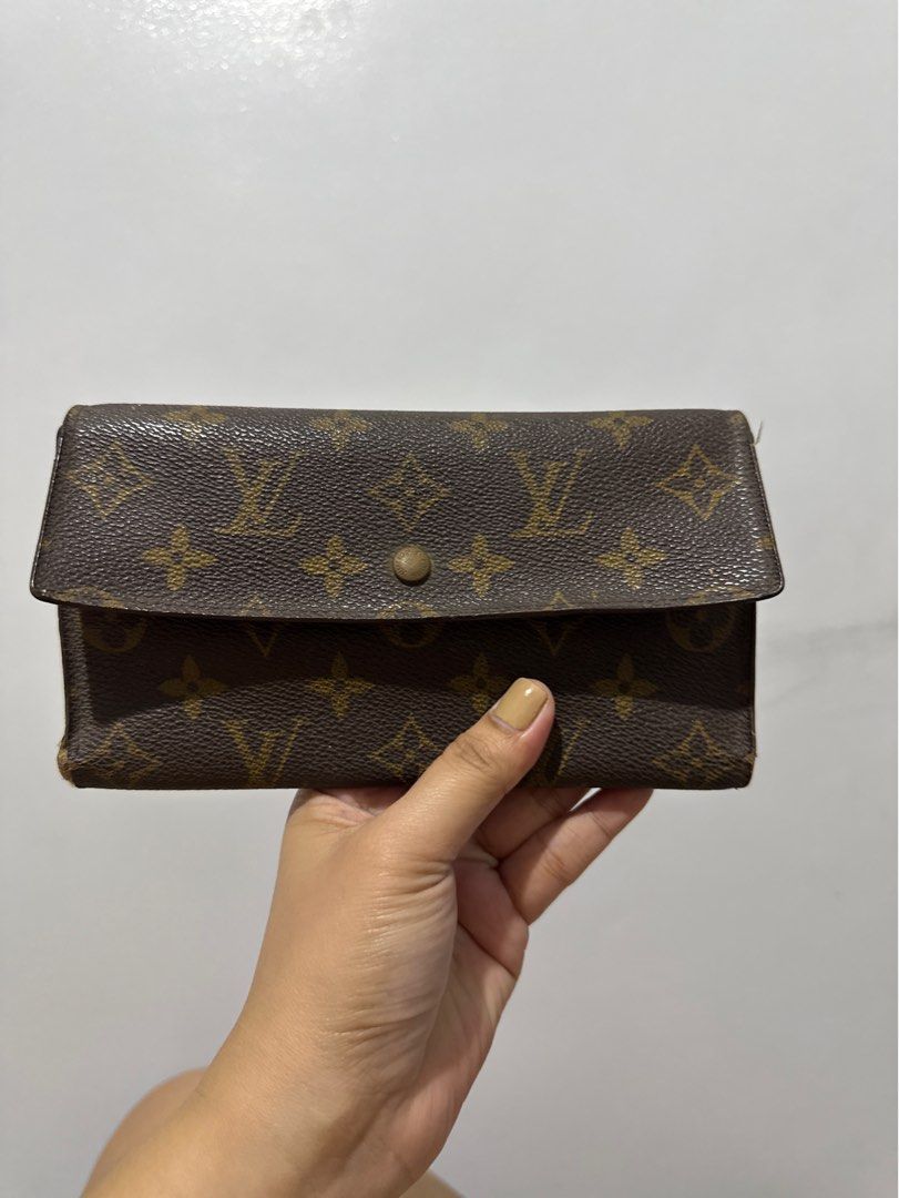 Authentic LOUIS VUITTON Monogram International Trifold Long LV Wallet (Category: Luxury Bags & Wallets) located in Pasig City. Submitted by 35th.store (Listing ID 1372416614, Image 1). Description: Selling AUTHENTIC "Authentic LOUIS VUITTON Monogram International Trifold Long Wallet " With signs of usage and scratches .