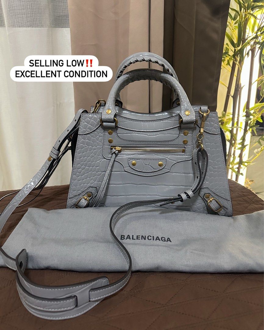 Balenciaga croc sling bag (Category: Luxury Bags & Wallets) located in Quezon City. Submitted by authenticpreloveeedph (Listing ID 1372453243, Image 1). Description: .