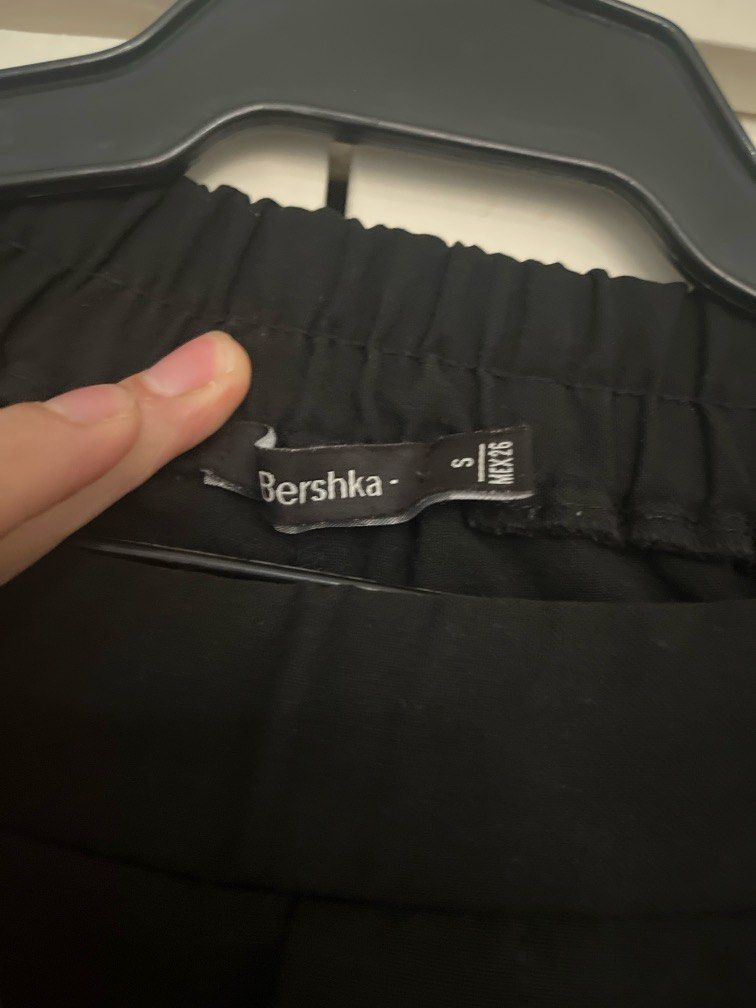 Bershka Black Trousers (Category: Other Bottoms) located in Paranaque City. Submitted by msgvill (Listing ID 1372306063, Image 3). Description: Garterized trousers Perfect for office wear.