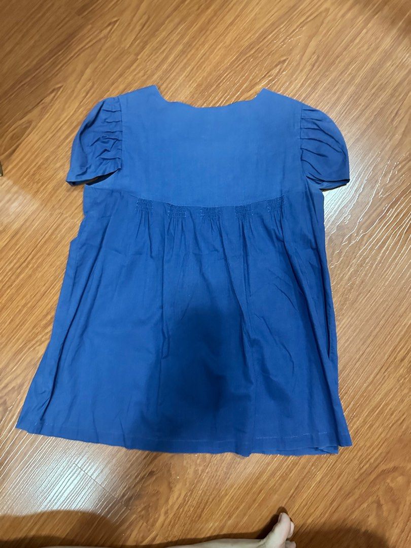 Blue flower print (plains and prints) (Category: Blouses) located in Las Pinas. Submitted by t_bel (Listing ID 1372350455, Image 2). Description: Preggy friendly. Super nice! Fits small to medium frame .