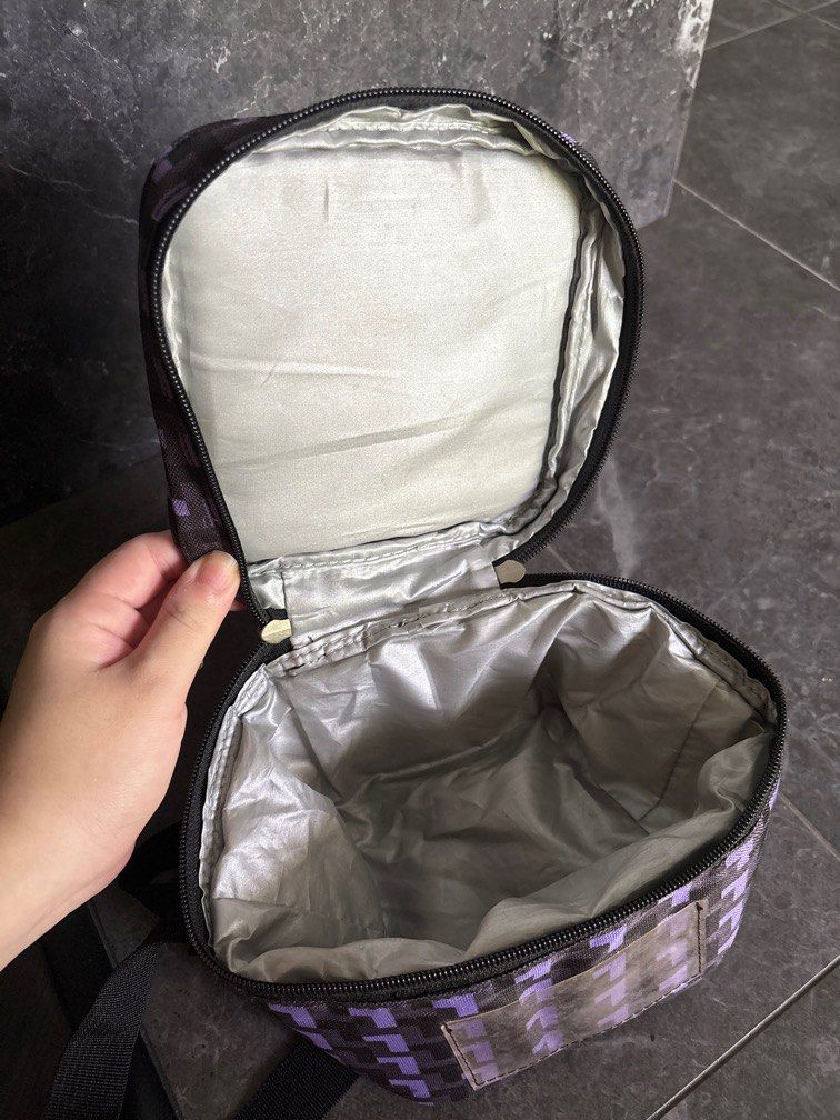 Breakmilk cooler bag (Category: Breastfeeding & Bottle Feeding) located in Singapore. Submitted by kissio (Listing ID 1372301540, Image 2). Description: Well used No damage .