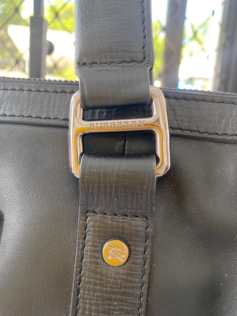 Burberry laptop bag (Category: Luxury Bags & Wallets) located in Murcia. Submitted by cool.jacquelinebatilaran (Listing ID 1372294202, Image 3). Description: Good condition .