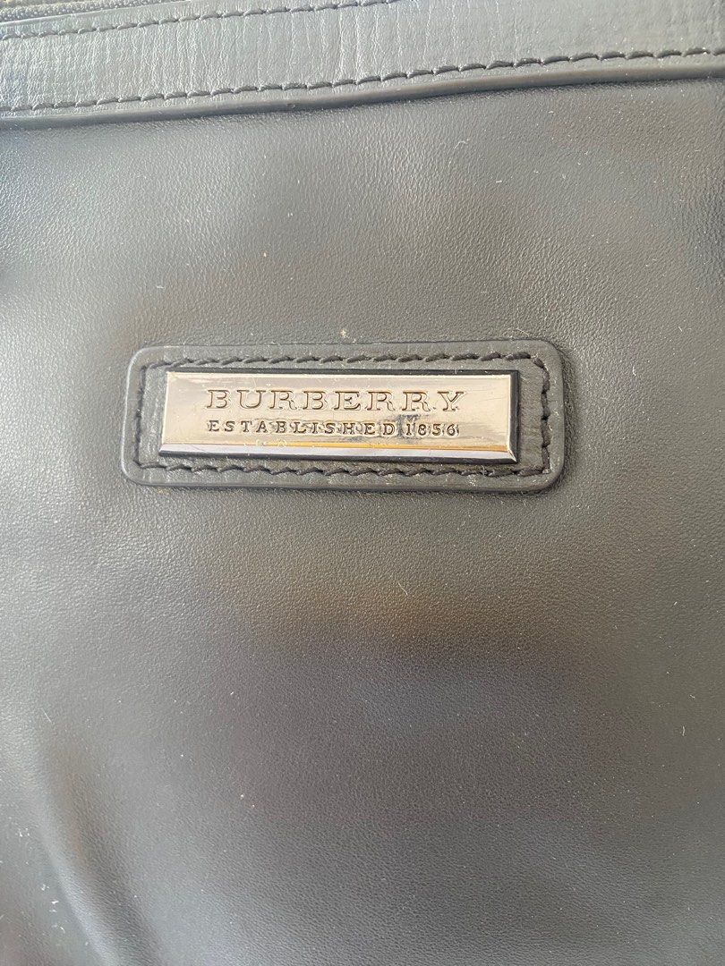 Burberry laptop bag (Category: Luxury Bags & Wallets) located in Murcia. Submitted by cool.jacquelinebatilaran (Listing ID 1372294202, Image 2). Description: Good condition .