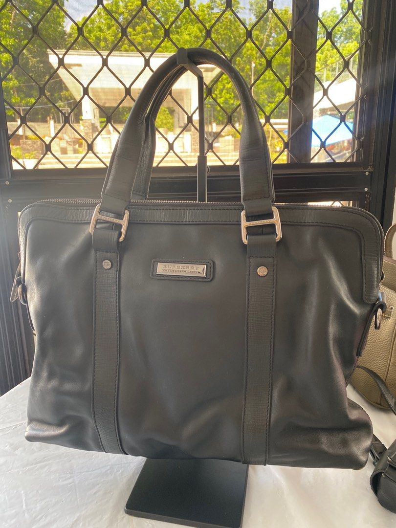 Burberry laptop bag (Category: Luxury Bags & Wallets) located in Murcia. Submitted by cool.jacquelinebatilaran (Listing ID 1372294202, Image 1). Description: Good condition .