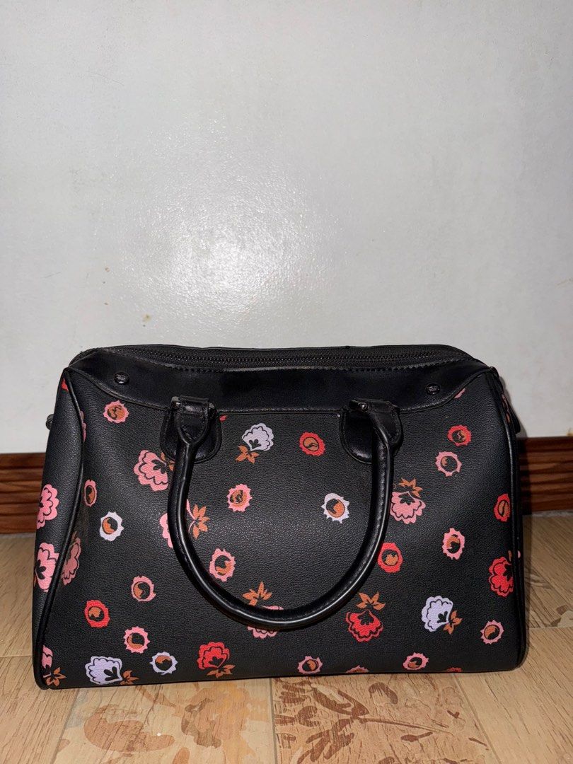 Coach Doctor’s Bag (Category: Luxury Bags & Wallets) located in Arayat. Submitted by pepperluv (Listing ID 1372299840, Image 2). Description: original coach doctor’s bag legit coach bag message me for more pics .