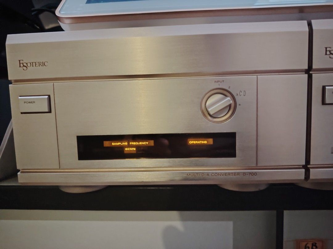 Esoteric （分類：音樂播放裝置 MP3及CD Player）位於 Hong Kong。 由 kw-wee 提交（商品編號 1372397757，圖片 3）。簡介： Esoteric(TM) RARE CD P-700 (power cord changed) with DAC D-700 (original Japan socket) as shown, all are "220Vac" pretty good in condition. MADE IN JAPAN. With TEAC Remote, all are working well with great sound, now sell because of removal.....。
