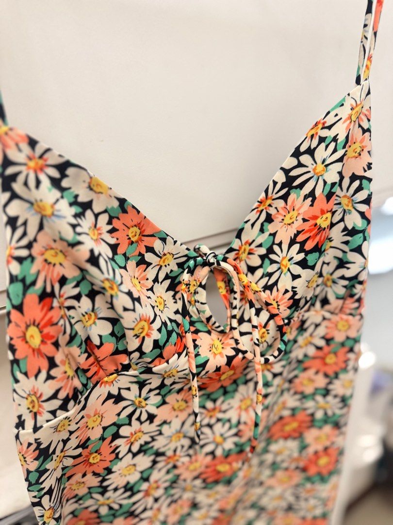 Floral Dress (Category: Dresses) located in Quezon City. Submitted by sunandsailsph (Listing ID 1372417427, Image 3). Description: Best fits XS-S Frames RFS: not used anymore Helping tags: Zara Bershka H&M Forever21 Ever New Cotton On Mango.