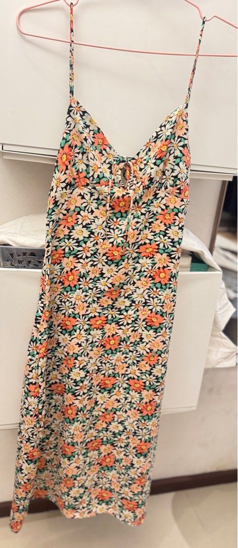 Floral Dress (Category: Dresses) located in Quezon City. Submitted by sunandsailsph (Listing ID 1372417427, Image 1). Description: Best fits XS-S Frames RFS: not used anymore Helping tags: Zara Bershka H&M Forever21 Ever New Cotton On Mango.