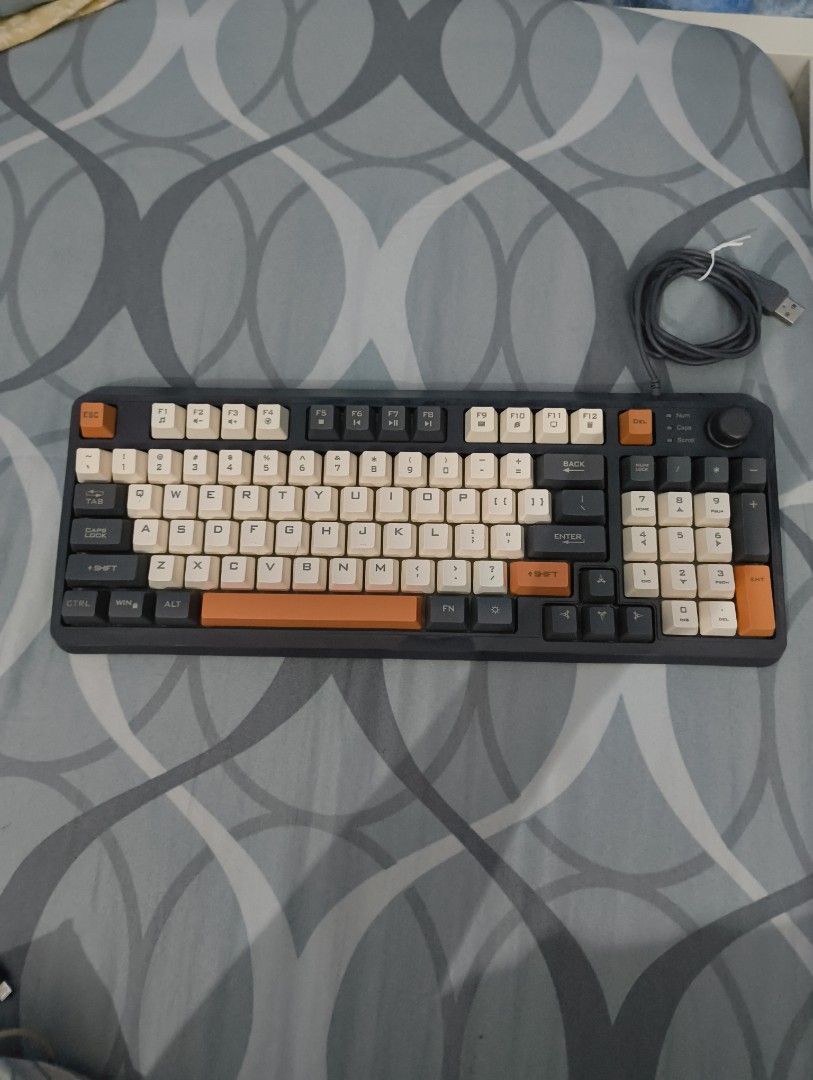 Gaming keyboard wired (Category: Computer Keyboard) located in Singapore. Submitted by whenisthat (Listing ID 1372467404, Image 2). Description: gaming keyboard wired not mechanical. rgb lighting can control has volume knob comes with box.