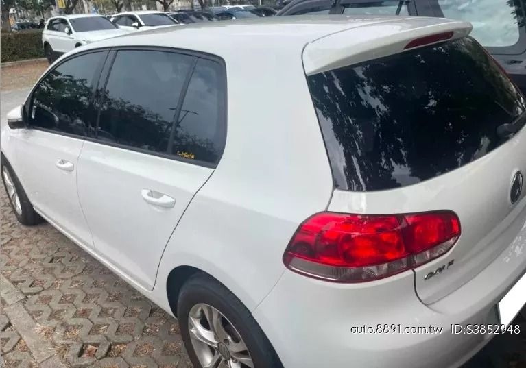 由 davidchu619 (刊登 ID 1372333975，圖片 2) 提交，位於 高雄市 (Kaohsiung) 的 二手中古車優惠中~Golf白 (類別：汽車出售)，說明：你還在找車嗎？ 我幫你省錢省時間～ 挑選好你想要的車只要10~15分鐘，就給你結果！ 我們的每一台車 都經過【SAVE認證查定表】把關： ✔ 非事故車 ✔ 非泡水車 ✔ 引擎變速箱正常 ✔ 里程數保證 ✔ 查定結果全公開，透明看得到！ 不只價格漂亮，更讓你買得安心。 買車不是靠運氣，是要看得懂證據！ 想看有哪些車？留言或私訊「報告」給你看車況查定表！ !!!!!優惠價格，暫不開放給同行調度!!!!! ❃ 廠牌：Volkswagan ❃ 型號：Golf ❃ 年份：2011 ❃ 車色：白 ❃ 排氣量：1.4L ❃ 里程：130000km ❃ 引擎燃料：汽油 ❃ 驅動方式：2WD ❃ 乘客數：5門5座 ❃ 售價：8.8萬 --- ★安全配備 ↗循跡系統 ↗安全氣囊 ↗ABS防鎖死 ★舒適配備 ↗定速系統 ↗倒車雷達 
