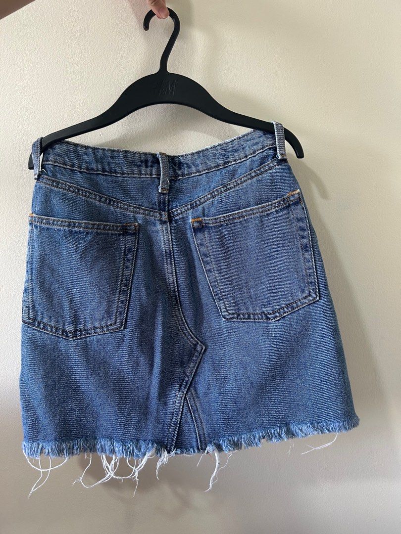 H&M A Line Denim Skirt (Category: Skirts) located in Pasig City. Submitted by choomchoom (Listing ID 1372359608, Image 3). Description: 🪷 used around 5 times only 🪷 rfs: not being used 🪷 size: US 0 🪷 shipping from pasig/qc 🪷 no returns/refunds for purchased items .
