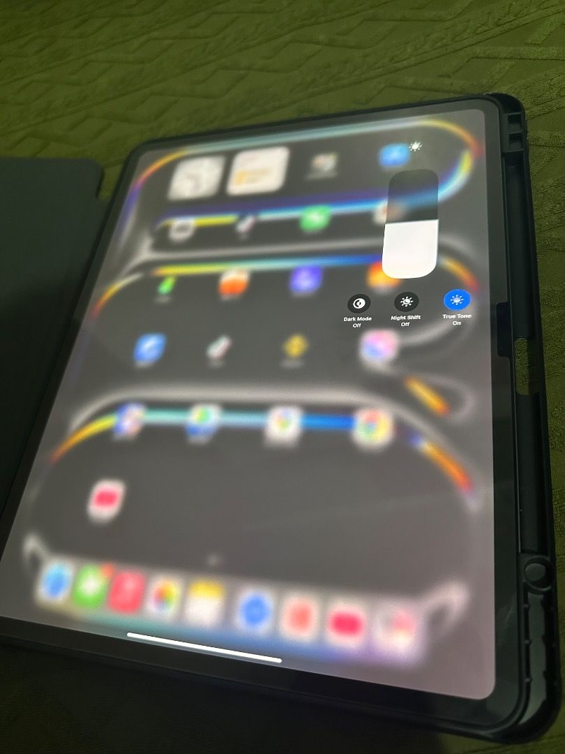 Ipad pro 256 gb 13 inch 2024 (Category: iPad) located in Quezon City. Submitted by james_matthew97 (Listing ID 1372436038, Image 1). Description: Ipad pro 13 inches 256 2025 Like new few weeks old Warranty May 17, 2026 5 cycle count .