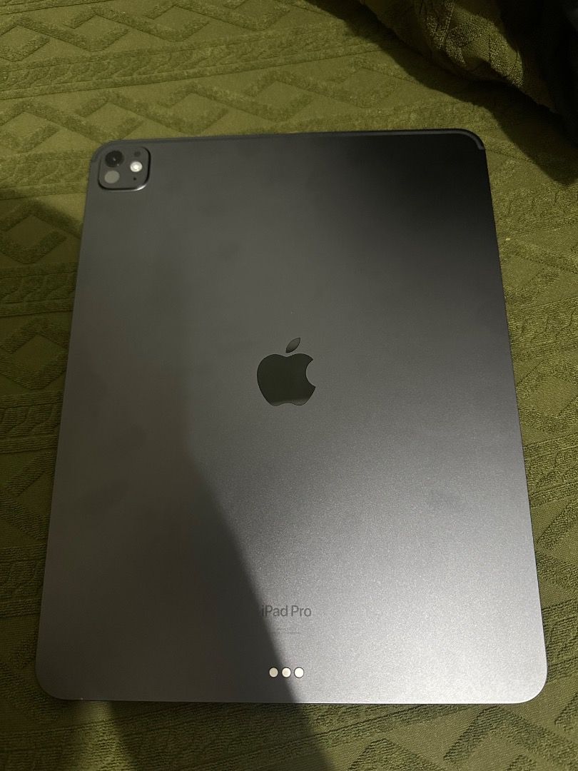 Ipad pro 256 gb 13 inch 2024 (Category: iPad) located in Quezon City. Submitted by james_matthew97 (Listing ID 1372436038, Image 3). Description: Ipad pro 13 inches 256 2025 Like new few weeks old Warranty May 17, 2026 5 cycle count .