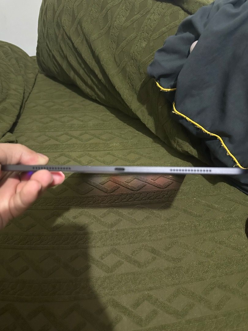 Ipad pro 256 gb 13 inch 2024 (Category: iPad) located in Quezon City. Submitted by james_matthew97 (Listing ID 1372436038, Image 2). Description: Ipad pro 13 inches 256 2025 Like new few weeks old Warranty May 17, 2026 5 cycle count .