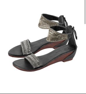 (Category: ) located in . Submitted by thriftfaves (Listing ID 1372300760, Image 1). Description: .