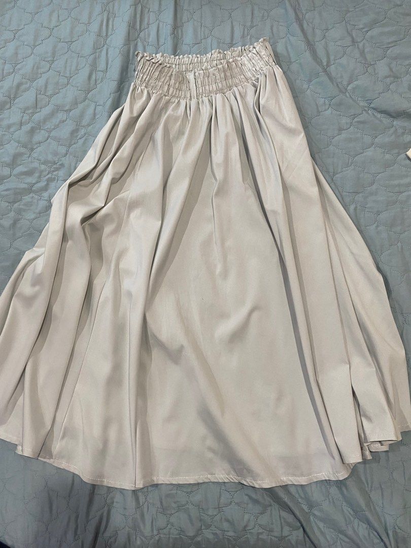 Long Skirt Gray (Category: Skirts) located in Antipolo. Submitted by doopiedoops (Listing ID 1372409756, Image 1). Description: .