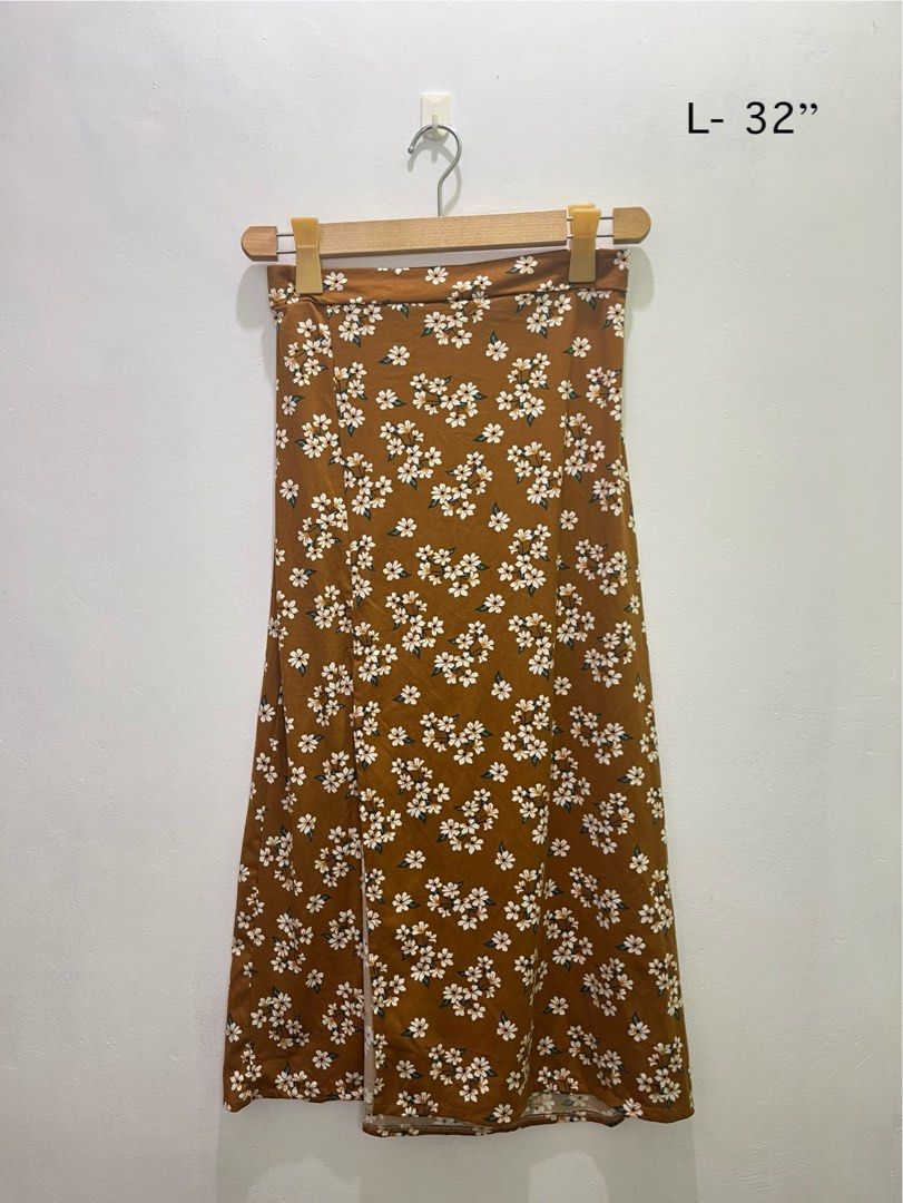Maxi Skirt with Slit (Category: Skirts) located in Imus. Submitted by declutterbycad (Listing ID 1372447787, Image 1). Description: Never been used Stretchable.