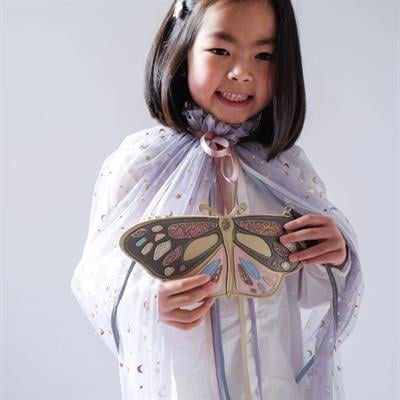 由 783609620155 (刊登 ID 1372439098，圖片 3) 提交，位於 桃園市 (Taoyuan) 的 Mimi&Lula蝴蝶包包（可換物唷） (類別：嬰兒及兒童流行時尚)，說明：購入價為800元～大特價！ Mimi & Lula 是一個來自英國的兒童時尚配件品牌，成立於 2017 年，由兩位擁有十多年時尚配件設計經驗的媽媽 Natasha Hodson 和 Nicola Byrne 創立。她們在成為母親後，發現市面上的兒童配件選擇有限，無法滿足孩子們多樣化的風格需求，因此決定創立一個既實用又充滿童趣的品牌。 ￼ ⸻ ✨ 品牌特色 • 設計理念：Mimi & Lula 的產品設計融合了亮麗色彩、趣味造型和童話元素，旨在讓孩子們在日常生活中也能展現自我風格，無論是上學、遊戲還是參加派對，都能感受到穿搭的樂趣。 • 產品類別：品牌提供多樣化的兒童配件，包括髮飾（如髮夾、髮束、髮圈）、包包、變裝道具（如披風、魔法棒、頭飾）等，滿足不同年齡層和場合的需求。 • 品質與安全：產品