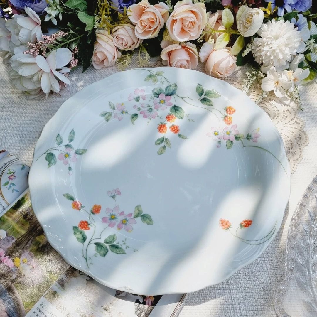 Narumi Serving Plate (Category: Bakeware) located in Bacolod City. Submitted by poshdepot_ (Listing ID 1372327087, Image 3). Description: Narumi Serving Plate 12" Diameter Minimal blemish (see photo) Disclaimer: Items are slightly used and vintage unless stated otherwise. Please manage your expections. Color may slightly vary due to photography lighting sources or monitor settings. #RoyalAlbertCollectors #HomeDecorItems #VintageTreasures #BoneChi
