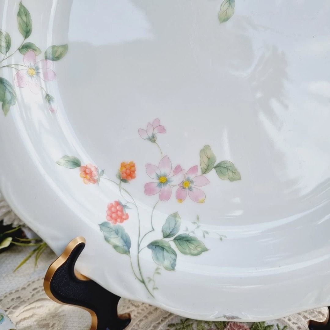 Narumi Serving Plate (Category: Bakeware) located in Bacolod City. Submitted by poshdepot_ (Listing ID 1372327087, Image 2). Description: Narumi Serving Plate 12" Diameter Minimal blemish (see photo) Disclaimer: Items are slightly used and vintage unless stated otherwise. Please manage your expections. Color may slightly vary due to photography lighting sources or monitor settings. #RoyalAlbertCollectors #HomeDecorItems #VintageTreasures #BoneChi