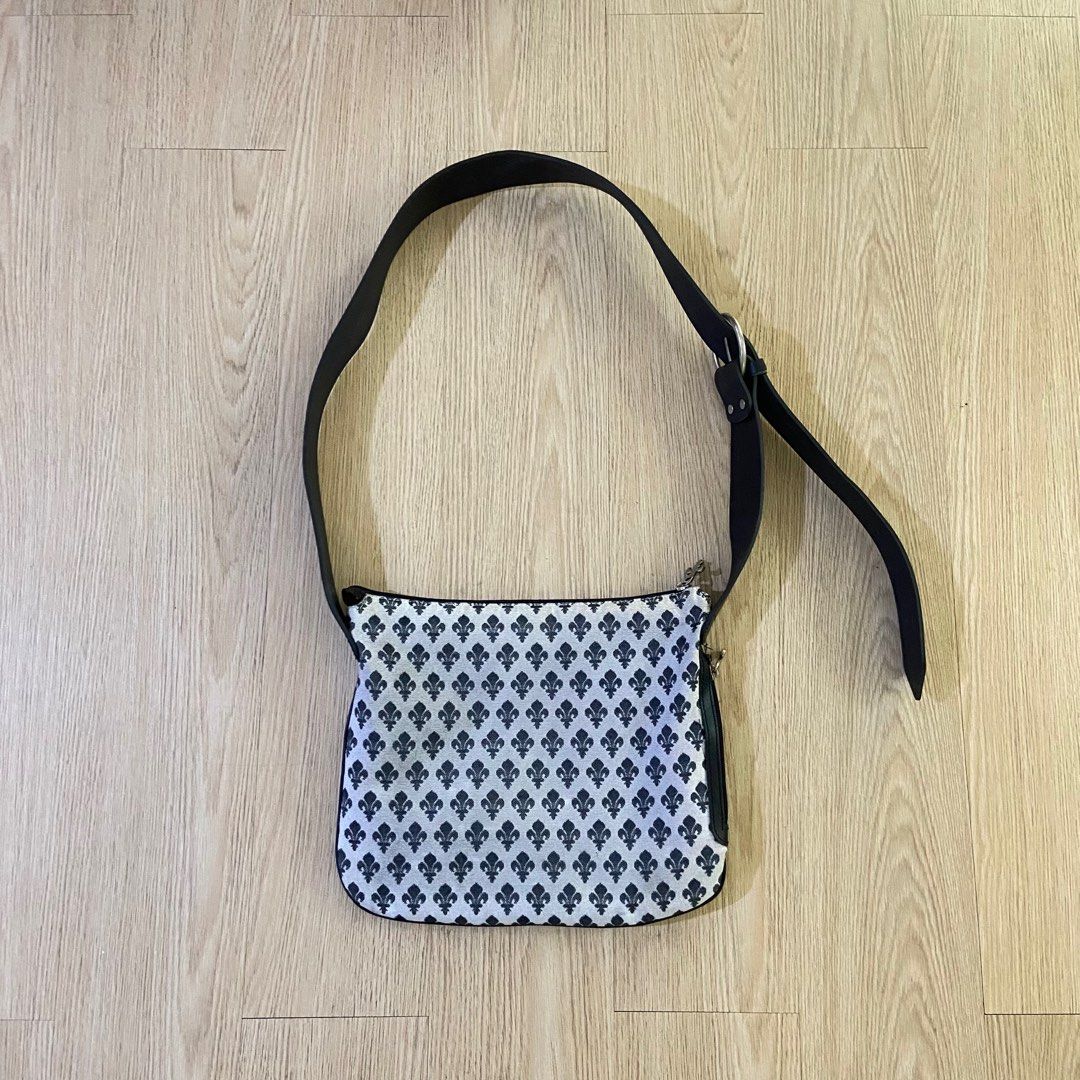 Patrick Cox made in Italy (Category: Luxury Bags & Wallets) located in Balungao. Submitted by kupaloots_club (Listing ID 1372460702, Image 1). Description: Excellent Condition .