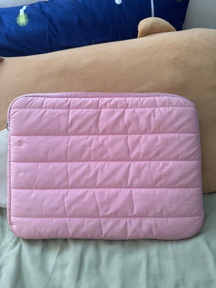 pink laptop sleeve 13” (Category: Laptop Bags & Sleeves) located in Singapore. Submitted by chrisxtie (Listing ID 1372332773, Image 1). Description: it’s v thick nd padded .